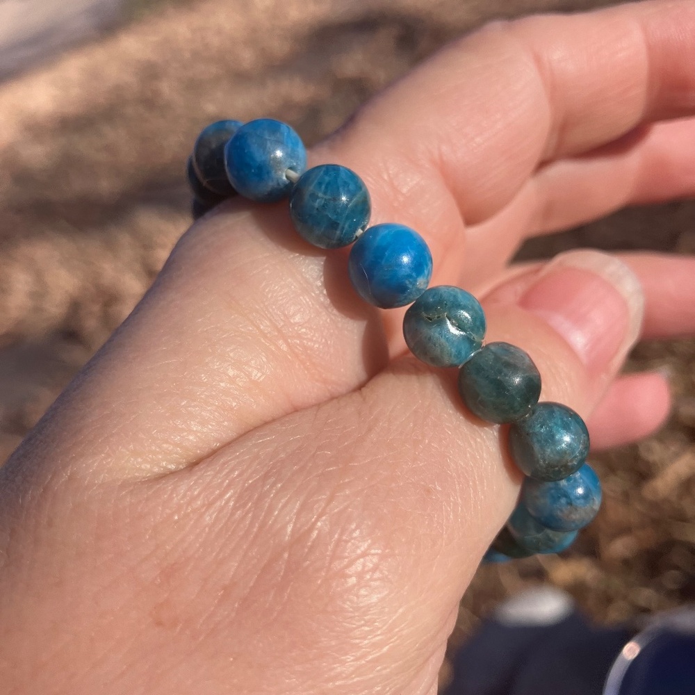 NWOT Shiny Elastic Blue Apatite Beaded Bracelet - Picture 3 of 4